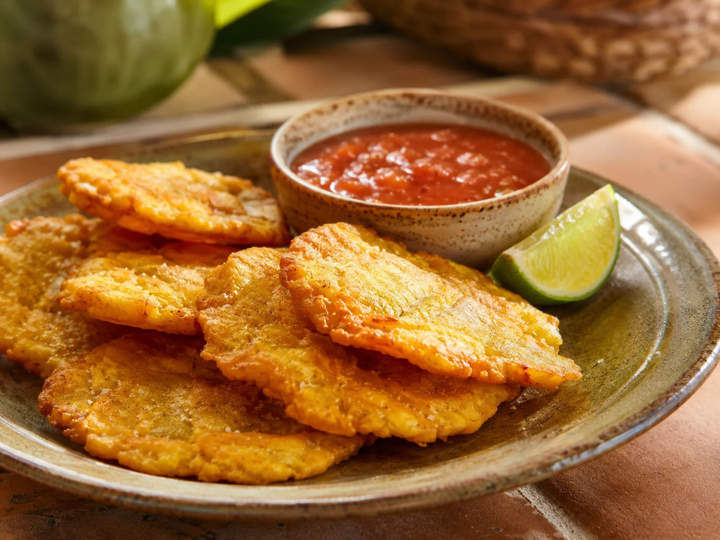 Patacones colombianos con salsa de tomate y lima